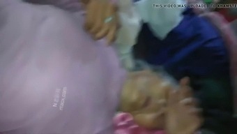 סבתא אסייתית מקבלת את זה בתחת