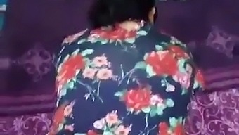 Si Cantik Desi Menikmati Threesome Dengan Suaminya