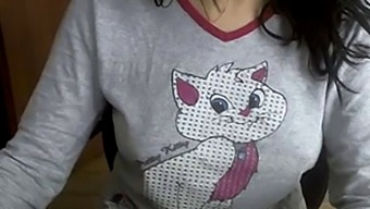 Charming Turkish Cam Girl Performs Solo Show At Home