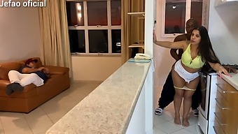 נשכרתי לתקן טלוויזיה של לקוח וסיימתי עם סקס עם אשתו החמה כשהוא היה עסוק עם המכונה
