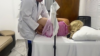همسر خیره کننده توسط Ob-Gyn شهوانی با داروی جنسی شهوانی اغوا شده و در طول برخورد غیرقانونی فیلمبرداری می شود