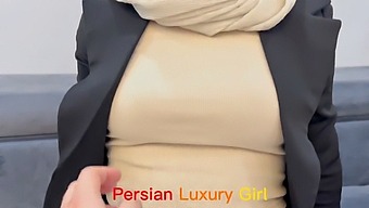 دختر تازه عروس ایرانی در یک ویدیوی Hd وابسته به عشق شهوانی، سینه های بزرگ و کون خود را نشان می دهد