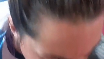 יופי בלונדינית נהנית ממין אוראלי ובליעת זרע