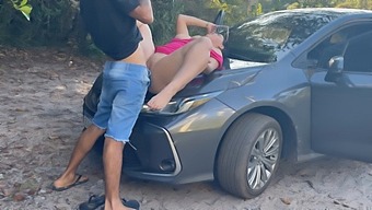 מאחורה ותענוג בפה עם בחורה חזקה וגדולה בציבור