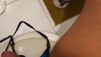 Wanita Dewasa Membantu Pria Muda Mencapai Orgasme Melalui Seks Anal